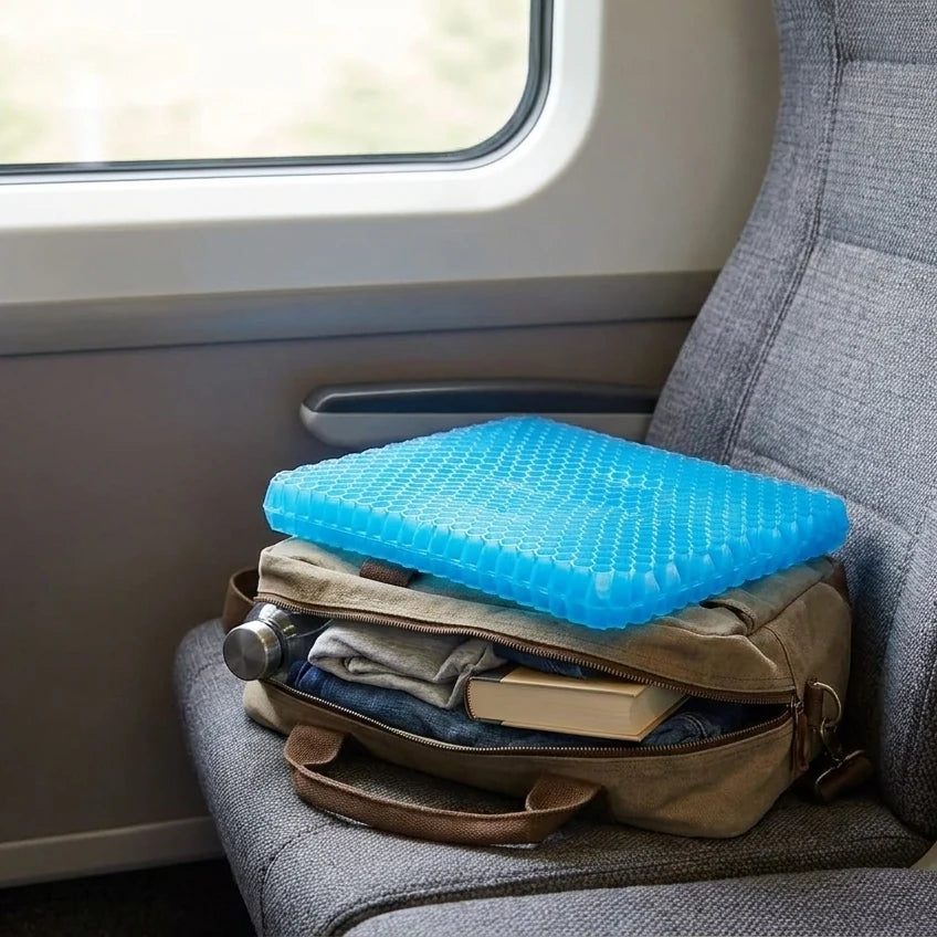 Il cuscino in gel Sedolce pronto per il viaggio, appoggiato sul sedile del treno